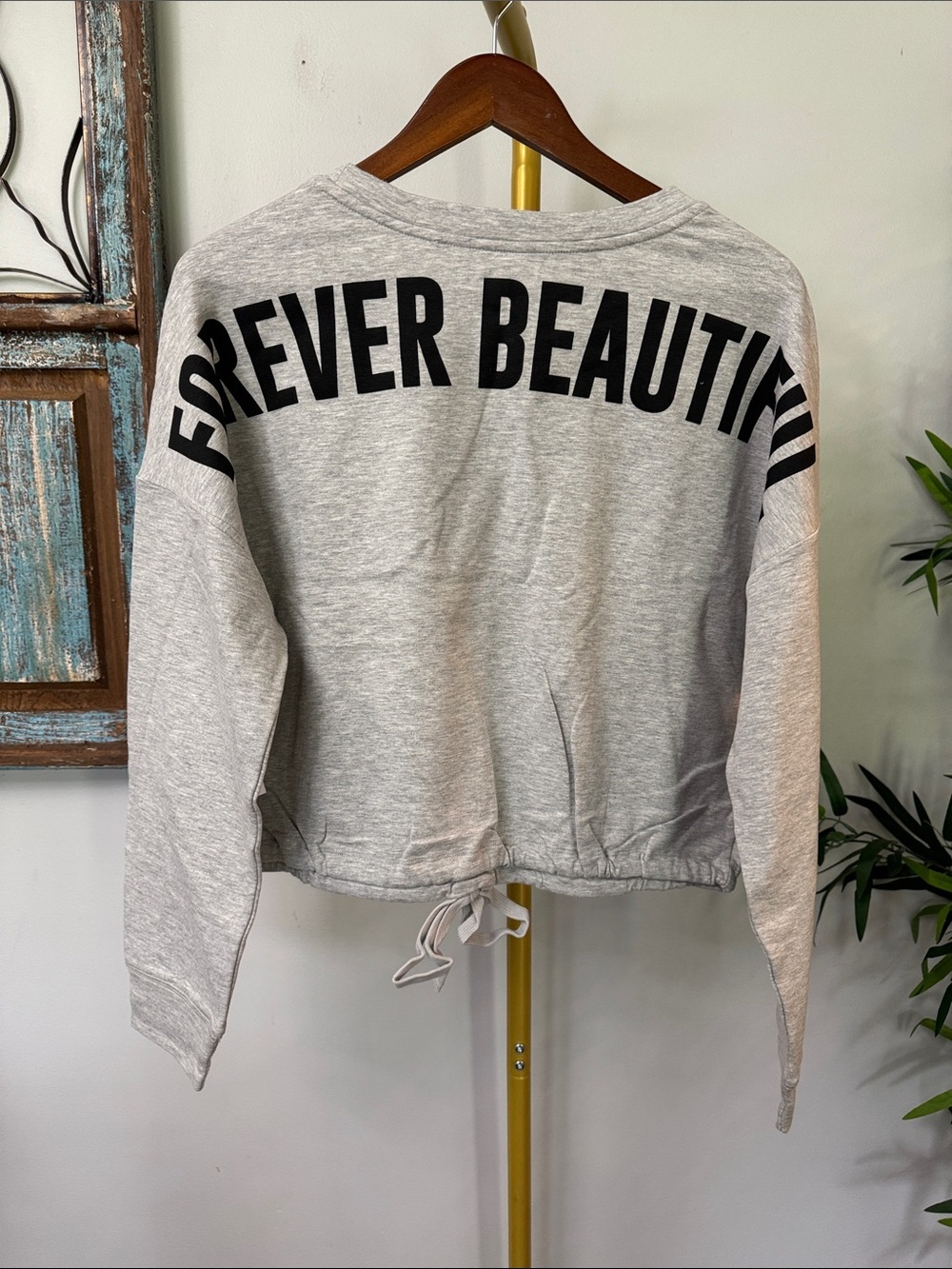 New York & Company Light Gray Cropped Sweatshirt with Black Back Print NWT L